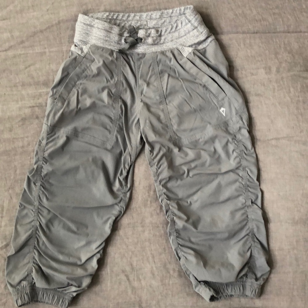 Ivivva girls “Live to Move” crop pant